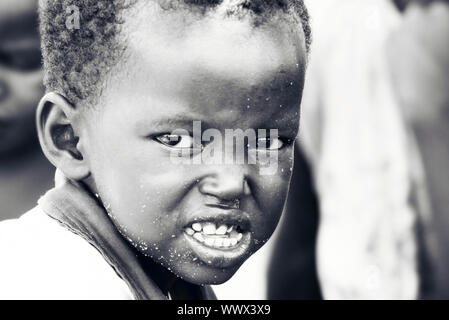 Portrait des afrikanischen Kindes mit dem Ausdruck Angryness. Nur zur redaktionellen Verwendung Stockfoto