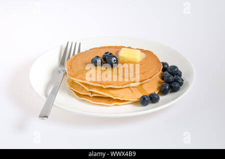 Blaubeerpfannkuchen auf einem Teller mit Gabel Stockfoto