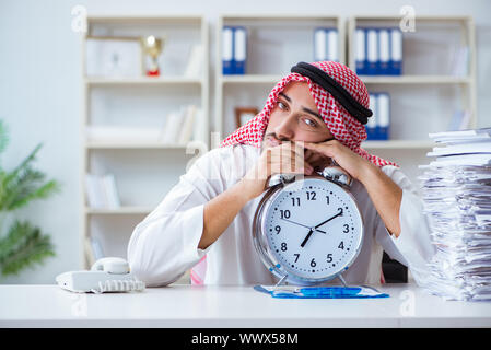 Arabische Geschäftsmann, die im Büro tun Schreibarbeit mit Pi Stockfoto