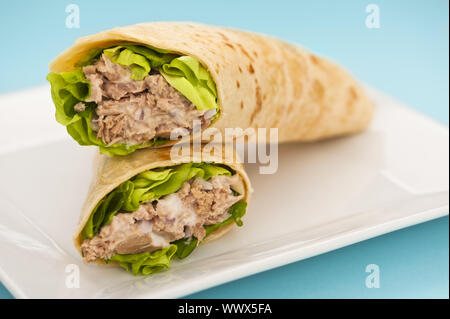 Zwei Thunfisch schmelzen wickeln auf einem weißen Teller Stockfoto