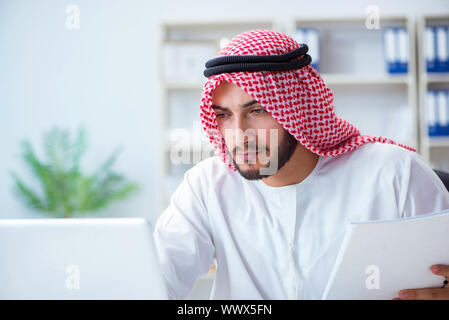 Arabische Geschäftsmann, die im Büro tun Schreibarbeit mit Pi Stockfoto