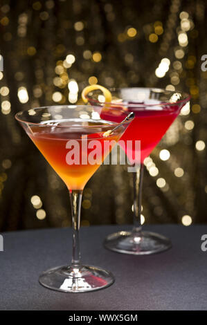 Comopolitan und Manhattan Cocktail schön mit gold Glitter garniert Boden Stockfoto