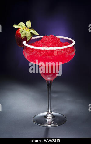 Erdbeer Margarita Cocktail vor verschiedenen farbigen Hintergründen Stockfoto