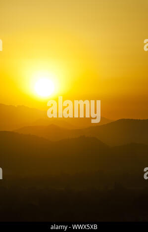 Sonnenuntergang hinter den Bergen Stockfoto