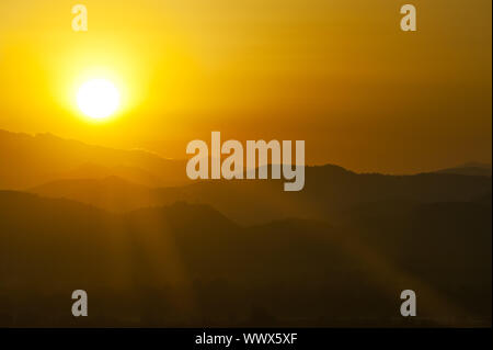 Sonnenuntergang hinter den Bergen Stockfoto