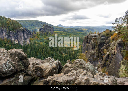 Herbst im Elbsandsteingebirge, Bad Schandau Region Schrammsteine Stockfoto