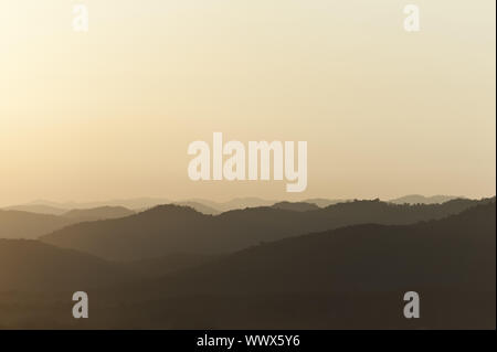 Sonnenuntergang hinter den Bergen Stockfoto