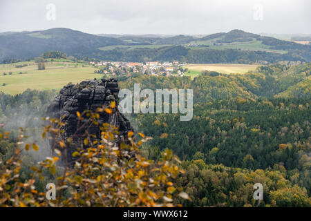 Herbst im Elbsandsteingebirge, Bad Schandau Region Schrammsteine Stockfoto