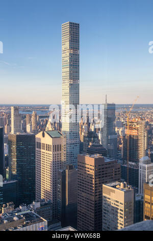 New York, USA - 11. Juni 2019: Skyline von New York und der Central Park von oben auf den Felsen gesehen, Stockfoto