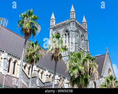 Kathedrale der Heiligen Dreifaltigkeit Bermuda mit Palmen im Vordergrund. Stockfoto