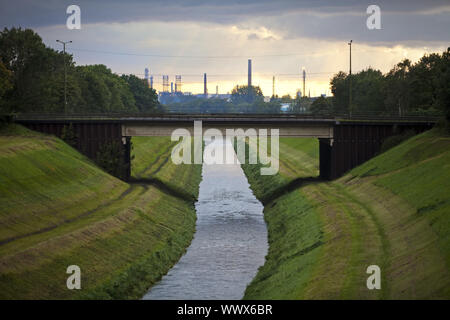 Fluss Emscher mit BP-Raffinerie im Hintergrund, Gelsenkirchen, Ruhrgebiet, Deutschland, Europa Stockfoto