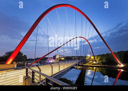 Rote Brücke über chanel Rhein-Herne-Kanal im Nordsternpark, Gelsenkirchen, Ruhrgebiet, Deutschland, Europa Stockfoto