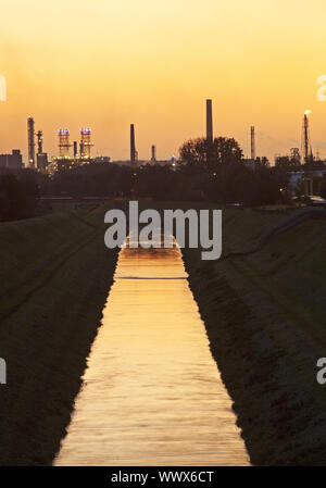 Fluss Emscher mit BP-Raffinerie bei Sonnenuntergang, Gelsenkirchen, Ruhrgebiet, Deutschland, Europa Stockfoto