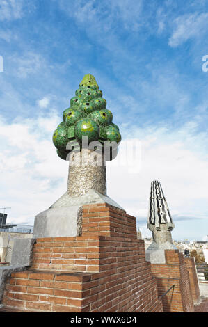 BARCELONA, SPANIEN - 15. Dezember: Das Mosaik Schornsteine der gebrochene Keramikfliesen auf dem Dach des Palau Güell Eines der frühesten Meisterwerke von Gaudí, Dc gemacht Stockfoto