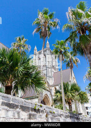 Kathedrale der Heiligen Dreifaltigkeit Bermuda mit Palmen im Vordergrund. Stockfoto