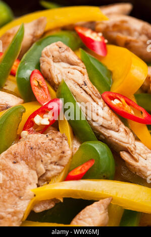 Gebratenes Huhn mit Paprika rot Tischdecke Stockfoto