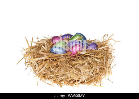 Stroh Nest mit Schokolade Ostereier Stockfoto