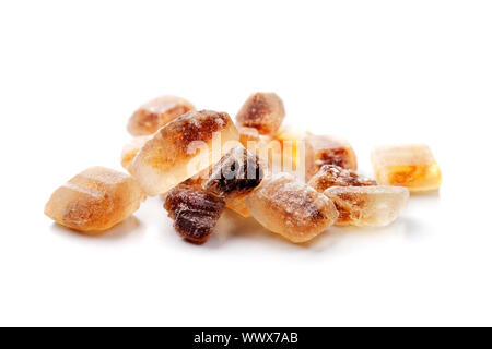 Kristalle von Candi Zucker / Kandis isoliert auf weiss mit natürlichen Schatten. Stockfoto