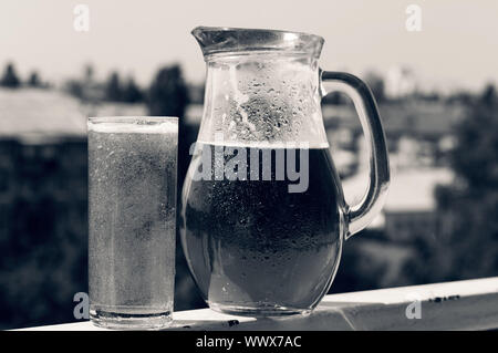 Sommer. Basteln Sie ein Bier in einen Krug und ein Glas. Stockfoto