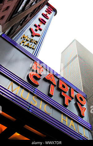 NEW YORK CITY, USA - 8. JUNI: Radio City Music Hall ist ein Veranstaltungsort im Rockefeller Center in New York City. Sein Spitzname ist der Showp Stockfoto