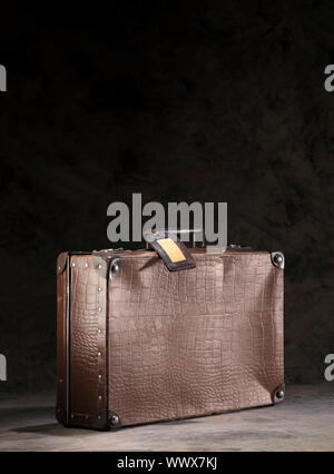 Alte braune Pappkoffer mit leeren Tag. Stockfoto