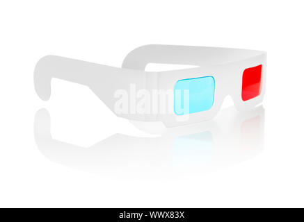 Einweg-billige Pappe 3D-Brille mit rot-Cyan-Objektive isoliert auf weiss. Stockfoto