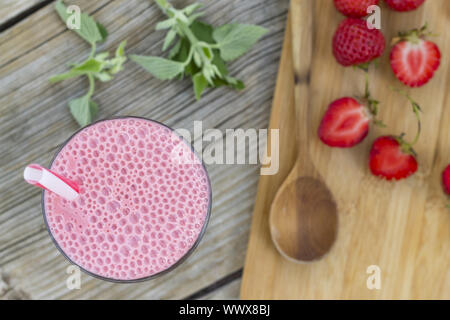 Strawberry Shake. Gesundes Frühstück auf dem hölzernen Tisch Superfood Stockfoto