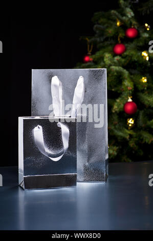 Zwei Silber-Einkaufstüten in einem eleganten Ambiente Weihnachten Stockfoto