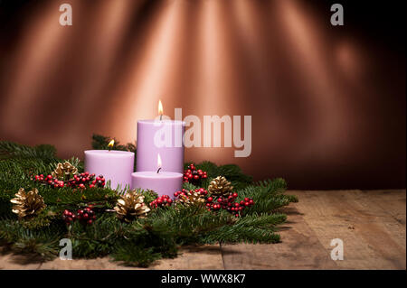 Drei Kerzen im Advent Blumenarrangements Stockfoto