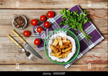 Die Kartoffeln sind rustikal. Kartoffeln gebraten in der Pfanne, rustikalen Stil, horizontal, Ansicht von oben Stockfoto