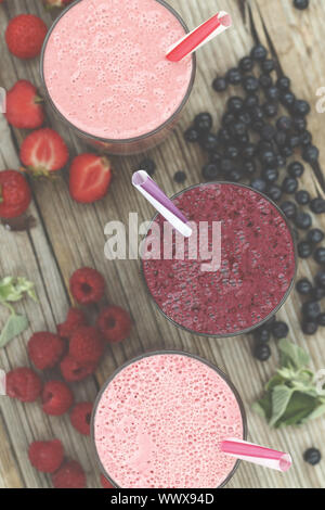 Leckere Smoothies und Entgiftung Getränke von reife Beeren. Himbeeren, Erdbeeren, Heidelbeeren. Hea Stockfoto