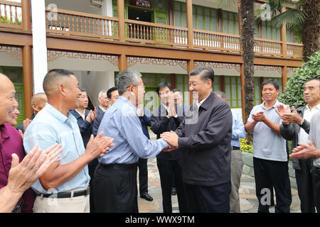 Xinxian, China. 16 Sep, 2019. Der chinesische Präsident Xi Jinping, auch Generalsekretär der Kommunistischen Partei Chinas und Vorsitzender der Zentralen Militärkommission, entspricht den örtlichen Vertretern der Nachfahren der Roten Armee Veterans' sowie die Angehörigen der revolutionären Märtyrer in Xinxian County, China, Sept. 16, 2019. Xi gingen auf eine Inspektionsreise in Henan Montag. Credit: Ju Peng-/Xinhua/Alamy leben Nachrichten Stockfoto