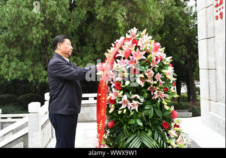 Xinxian, China. 16 Sep, 2019. Der chinesische Präsident Xi Jinping, auch Generalsekretär der Kommunistischen Partei Chinas und Vorsitzender der Zentralen Militärkommission, präsentiert ein Korb mit Blumen in einem Denkmal zu revolutionären Märtyrer in Xinxian County, China, Sept. 16, 2019. Xi gingen auf eine Inspektionsreise in Henan Montag. Credit: Xie Huanchi/Xinhua/Alamy leben Nachrichten Stockfoto