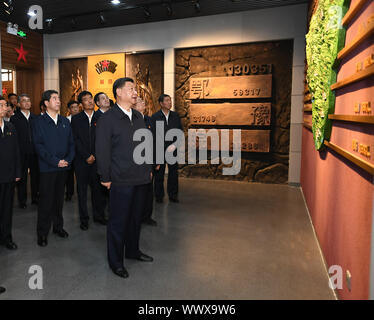 Xinxian, China. 16 Sep, 2019. Der chinesische Präsident Xi Jinping, auch Generalsekretär der Kommunistischen Partei Chinas und Vorsitzender der Zentralen Militärkommission, besuche eine revolutionäre Memorial Hall in Xinxian County, China, Sept. 16, 2019. Xi gingen auf eine Inspektionsreise in Henan Montag. Credit: Xie Huanchi/Xinhua/Alamy leben Nachrichten Stockfoto