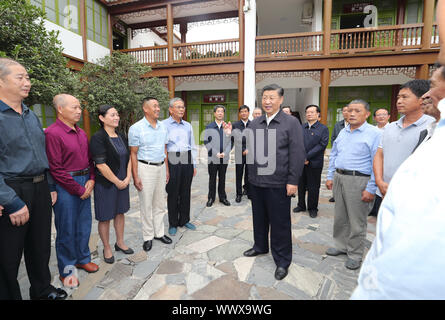 Xinxian, China. 16 Sep, 2019. Der chinesische Präsident Xi Jinping, auch Generalsekretär der Kommunistischen Partei Chinas und Vorsitzender der Zentralen Militärkommission, entspricht den örtlichen Vertretern der Nachfahren der Roten Armee Veterans' sowie die Angehörigen der revolutionären Märtyrer in Xinxian County, China, Sept. 16, 2019. Xi gingen auf eine Inspektionsreise in Henan Montag. Credit: Ju Peng-/Xinhua/Alamy leben Nachrichten Stockfoto