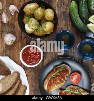 Das Konzept der authentischen Küche, Hausmannskost. Esstisch mit verschiedenen Snacks und Gerichte, Ansicht von oben. Stockfoto