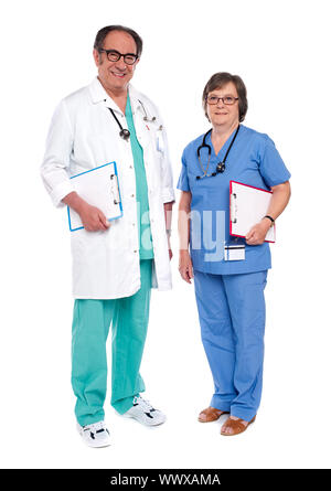 Männliche Oberärztin posiert mit Krankenschwester. Gedreht in voller Länge Stockfoto