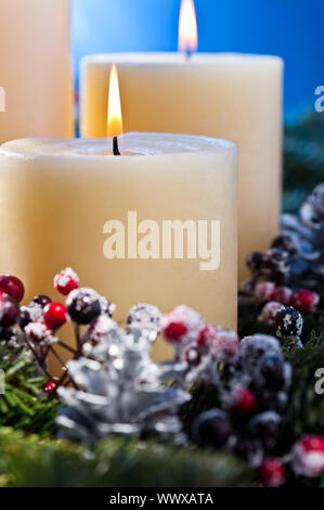 Drei brennenden Kerzen im Advent Blumenarrangements Stockfoto