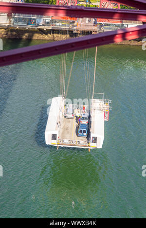 Shuttle schwebt unter der Vizcaya Brücke zwischen Las Arenas und Portugalete Stockfoto