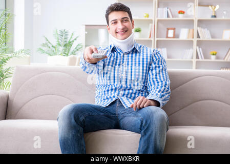 Mann mit Kopf-, Hals Wirbelsäule trauma trägt einen Hals zervikalen Strebe Stockfoto