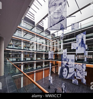 Hans-Sachs-Haus, innen Offenes Forum mit Mobilen, Gelsenkirchen, Ruhrgebiet, Deutschland, Europa Stockfoto