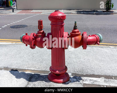 Zwei beidseitig rot am Straßenrand Hydrant auf einem Gehsteig in Hamilton, Bermuda Stockfoto
