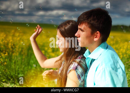 liebenden Umarmung auf gelbe Blumenfeld Stockfoto