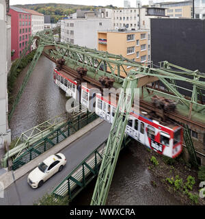 Suspension Monorail über die Wupper und Auto, Wuppertal, Deutschland, Europa Stockfoto