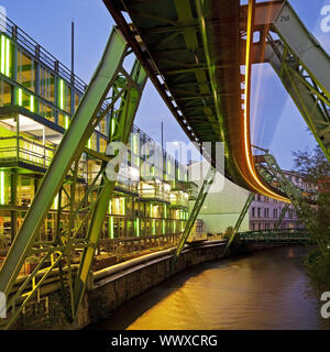 Helle Streifen von Monorail Aussetzung von Wuppertal über die Wupper am Abend, Deutschland, Europa Stockfoto