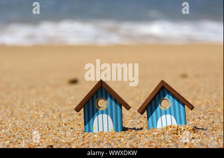 Miniatur-Umkleidekabinen am Strand Stockfoto