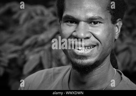 Close-up-Porträt von einem dunklen enthäuteten lächelnden junge Mann Stockfoto