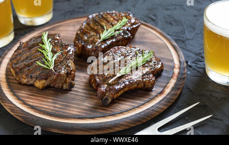 Appetitlich Grill Steaks und leichte Bier Stockfoto