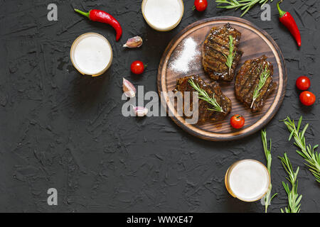 Appetitlich Beef Steaks, Bier und Rosmarin Stockfoto