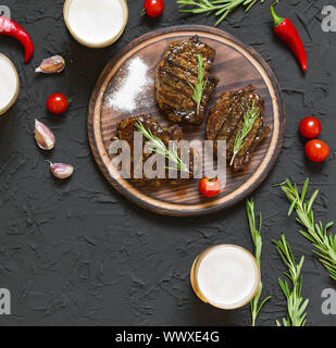 Appetitlich Beef Steaks, Bier und Rosmarin Stockfoto